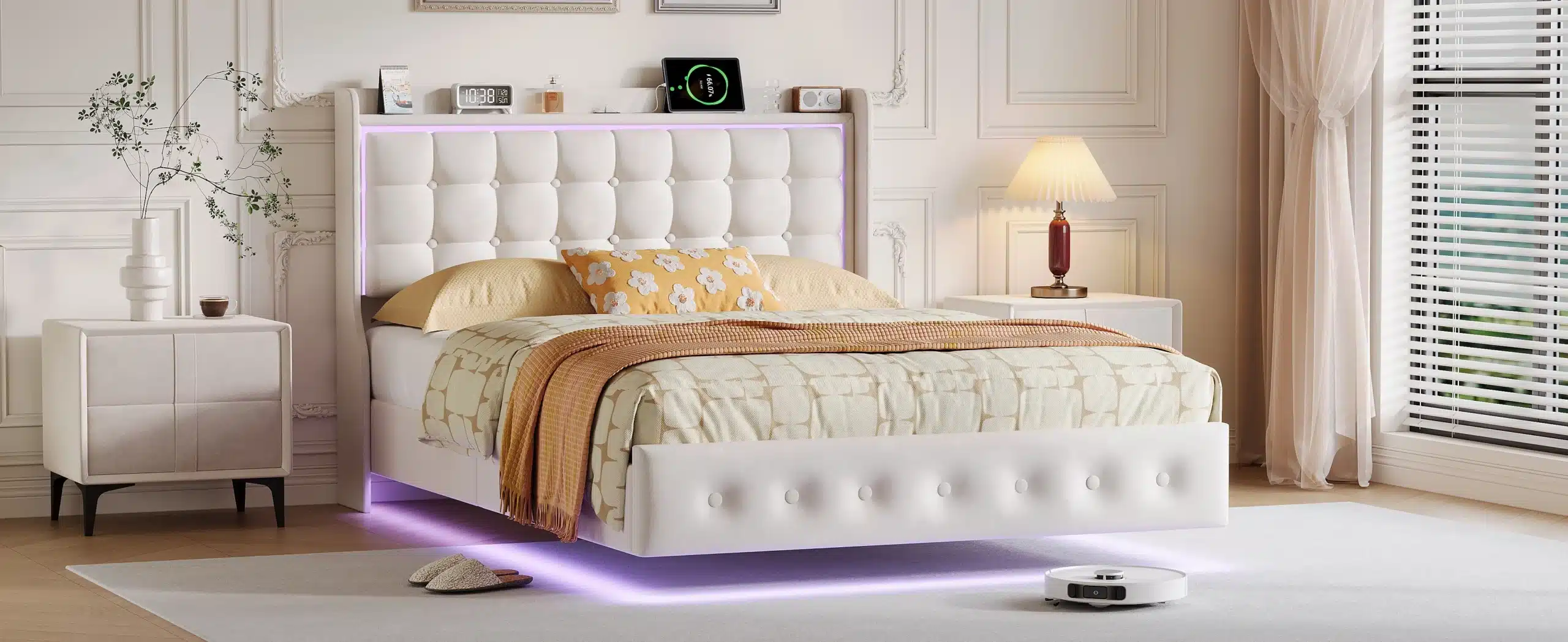 Elegantne valge polsterdatud voodi, millel on sisseehitatud LED valgustus ja USB port. Voodi mõõtmed on 140x200 ning see asub heledas ja stiilses magamistoas koos öökapi ja lambiga.