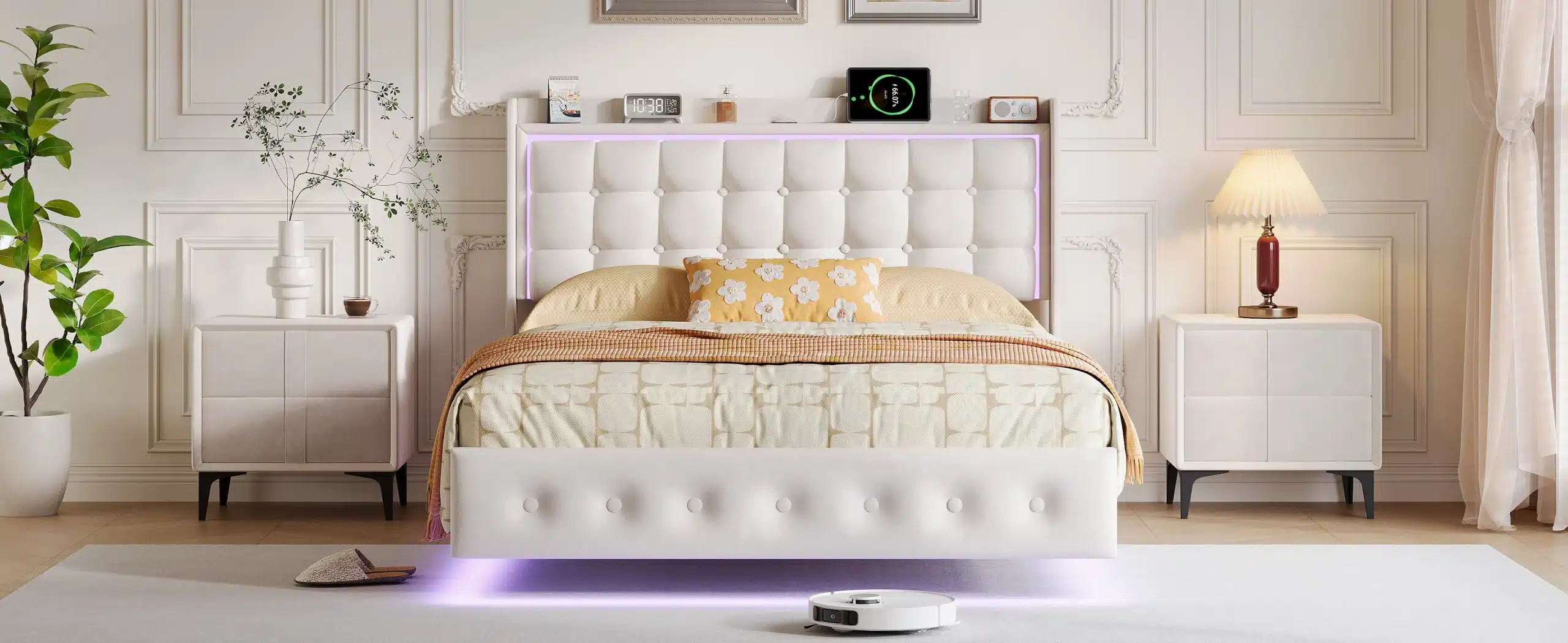 Valge polsterdatud voodi LED valgustuse ja USB-pordiga, mõõtudega 140x200, asub elegantselt sisustatud magamistoas valgusküllasel kahheltaustal, paar öölampi ja toataimed täiustavad minimalistlikku disaini.