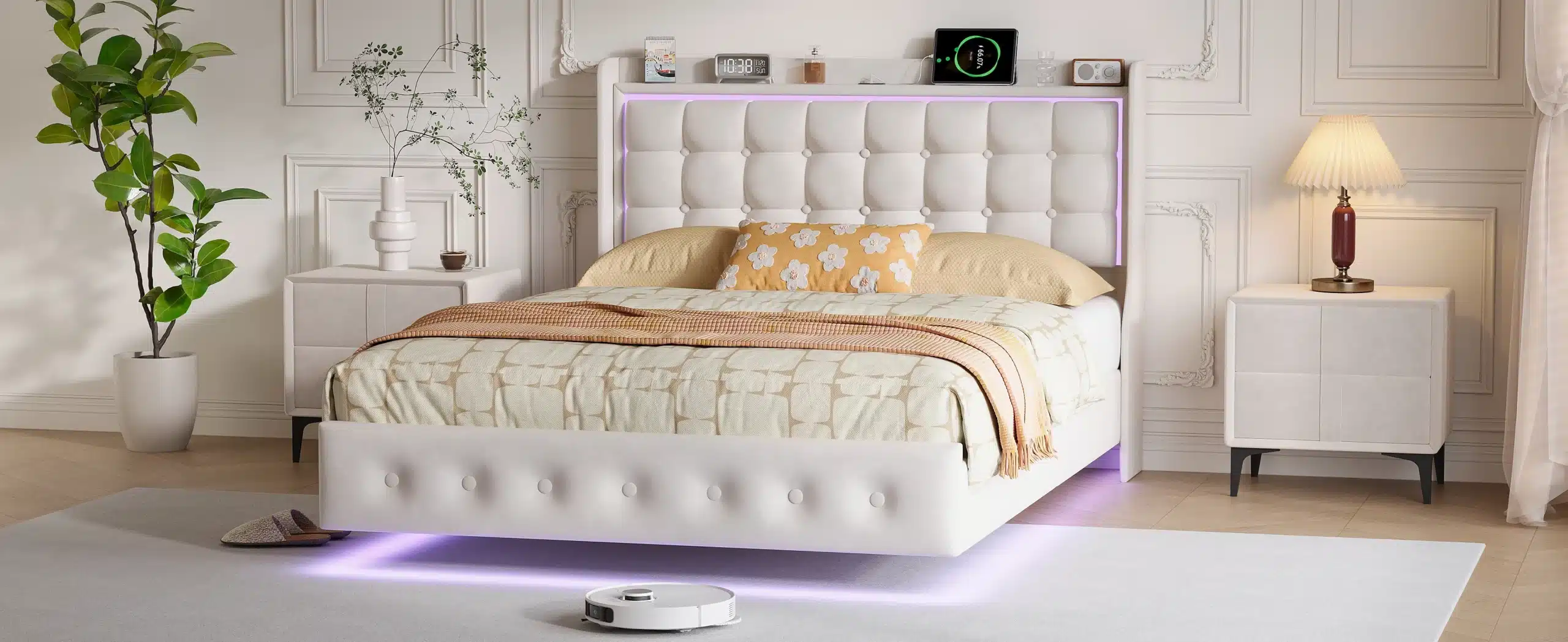 Polsterdatud voodi LED valgustuse ja USB-ga 140x200 valge, pehmest kangast polster, valge värv, minimalistlik disain, haljas taust.