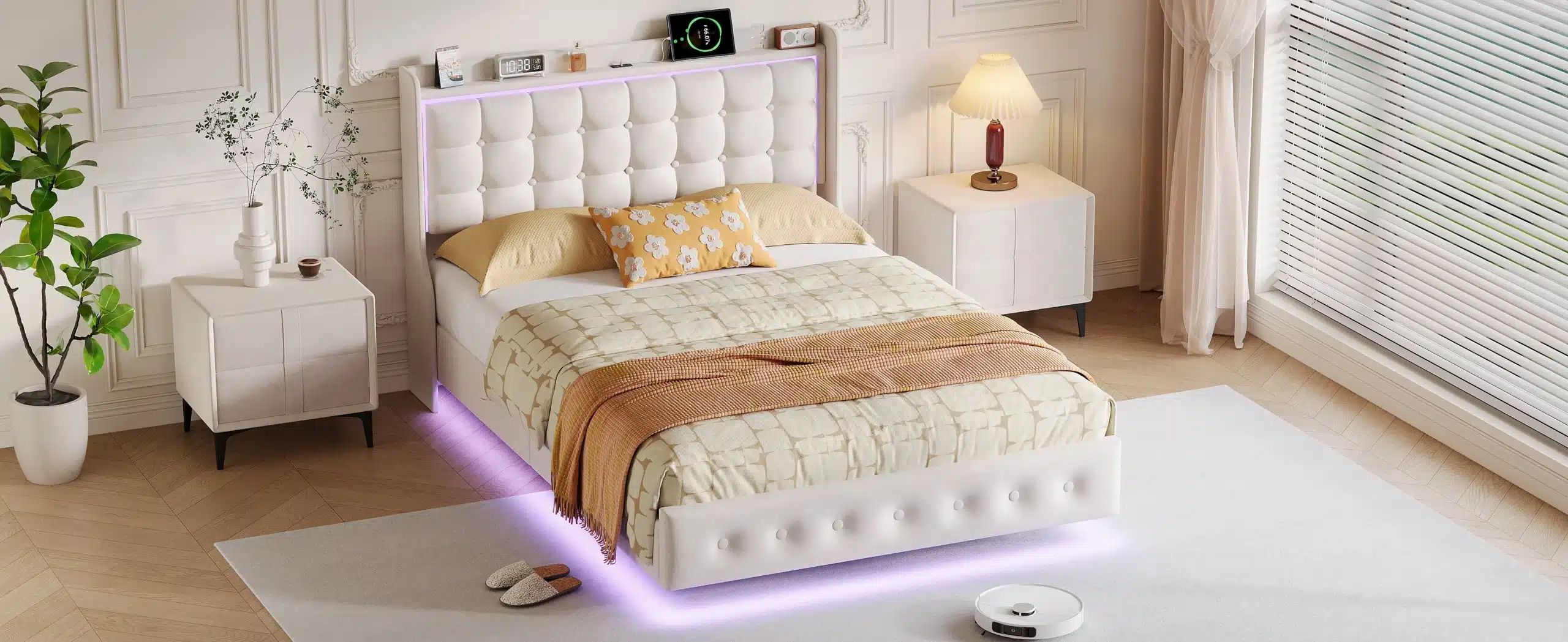 Polsterdatud voodi LED valgustuse ja USB-ga 140x200 valge kaasaegses magamistoas, pehme polster ja valgusrõngad, tabeli ja taimega neutraalses interjööris.