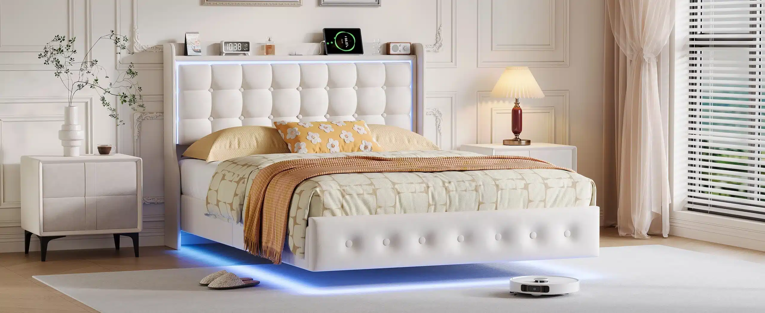 Valge polsterdatud voodi LED valgustuse ja USB-ga, mõõtmetega 140x200 cm, elegantselt sisustatud magamistoas heleda vaibaga.