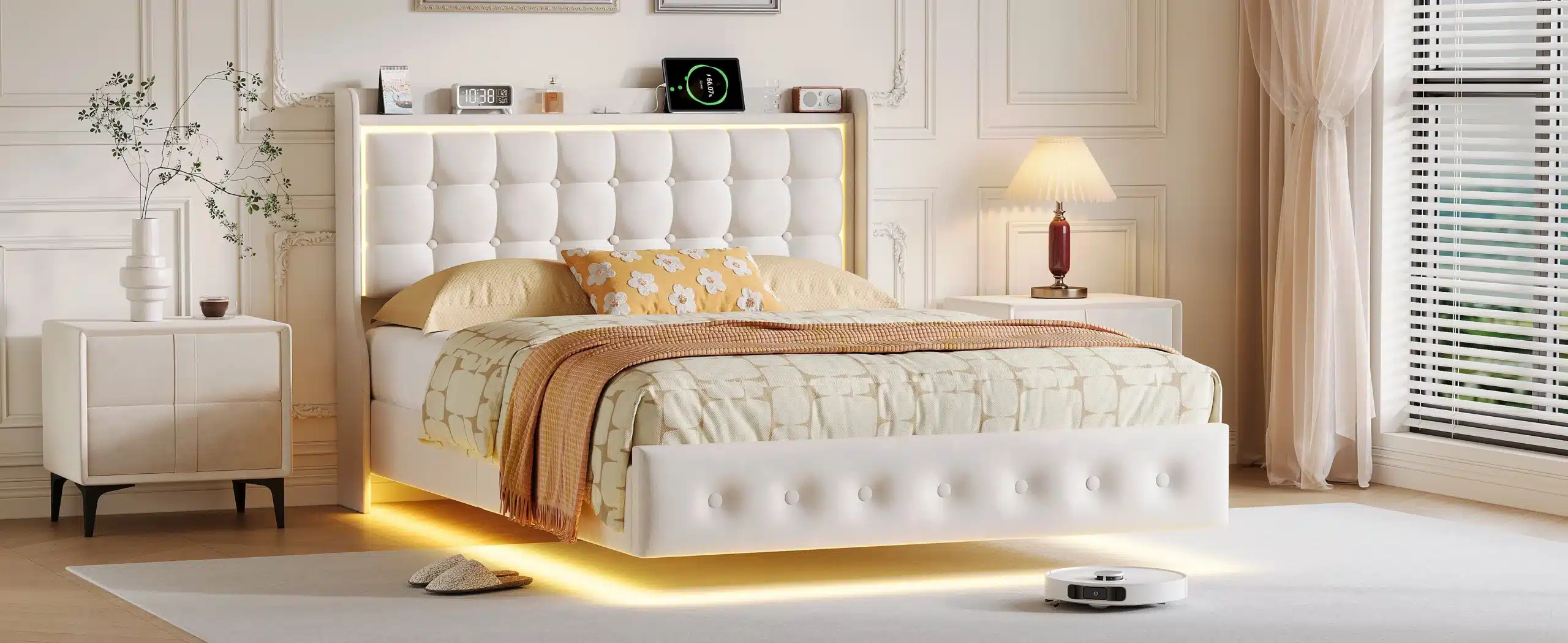 Elegantne polsterdatud voodi, LED valgustuse ja USB pistikutega, mõõdus 140x200, valge värvi luksusliku kangaga, asetatud modernsesse magamistoa interjööri heleda seinaga.