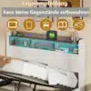 Kaheinimesevoodi LED-valgustusega, valge samet, suuruses 140x200, millel on sisseehitatud riiulid väikeste esemete hoiustamiseks. Elegantne voodi on esile tõstetud sooja toa taustal, lisades stiili ja praktilisust magamistuppa.