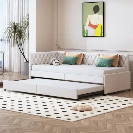 Diivanvoodi ratastel sametist, hall 90x200 cm | E-pood Tootemaailm Stiilne diivanvoodi ratastel, kaetud halli sametkangaga, mõõtudega 90x200 cm. Pilt on tehtud heledas toas, diivanil on dekoratiivpadjad ning taustal on näha disainitud seinakaunistus ja aknaga hele sein.