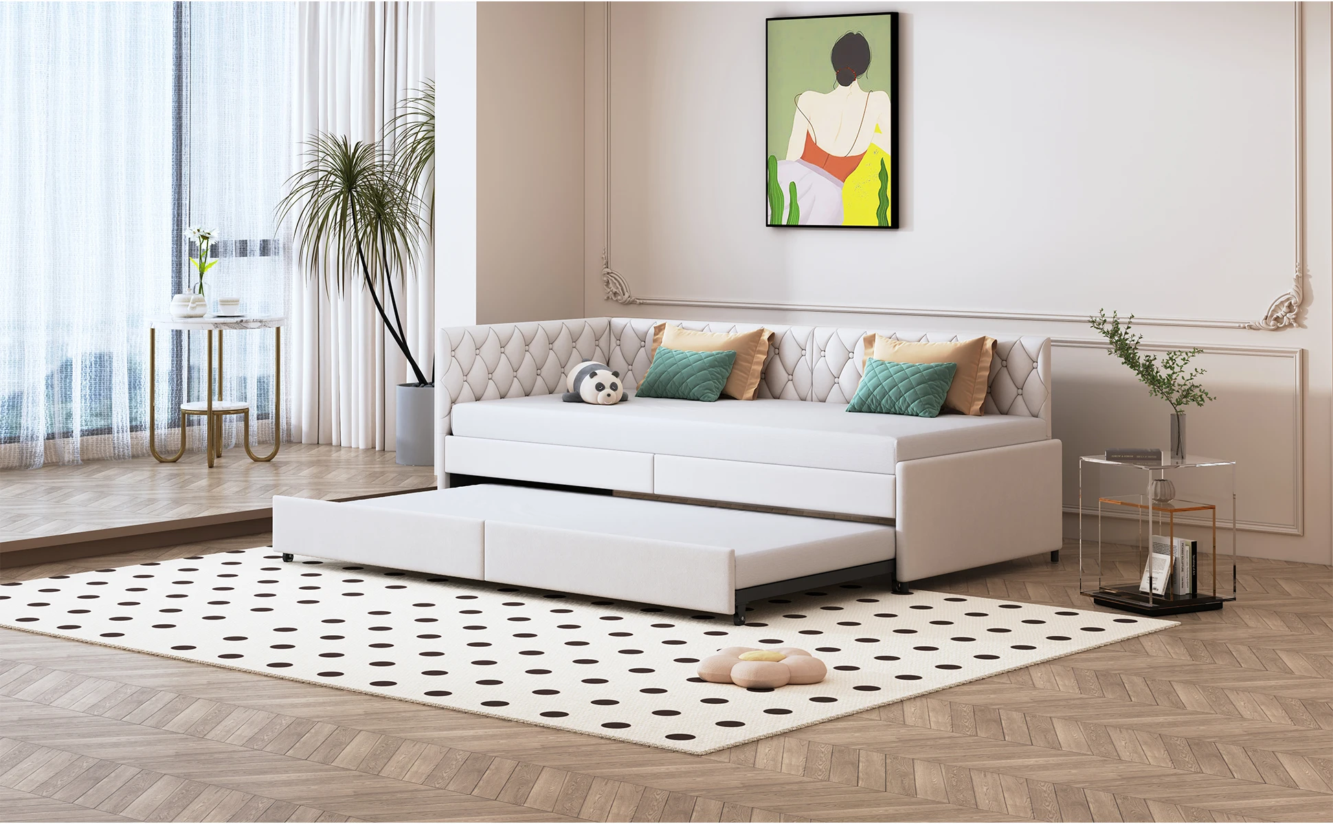 Stiilne hall diivanvoodi ratastel, valmistatud sametist, mõõtmetega 90x200 cm, elegantse ja kaasaegse disainiga elutoas, millel on ornamentidega sein ja suur aken taustal.