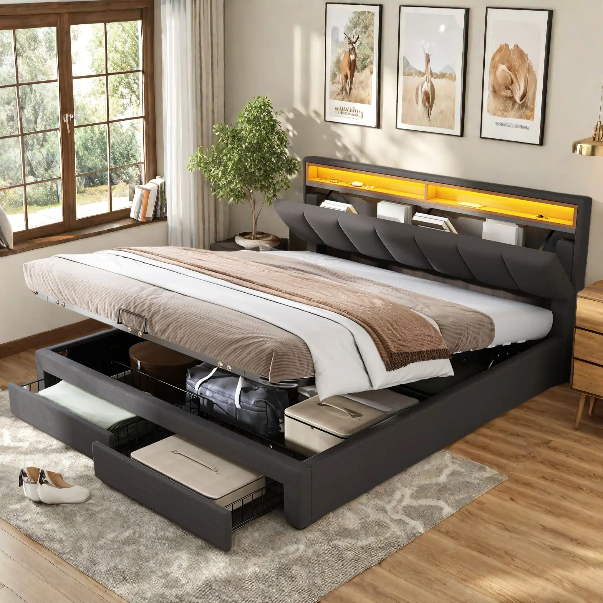 Stiilne Polsterdatud voodi 160x200 cm, hall linane, pesukastiga, avatud asendis, paljastades mahuka hoiuruumi. Voodi asub valges valgusküllases magamistoas, mille taustal on maastikupildid ja puitraamidega aken.