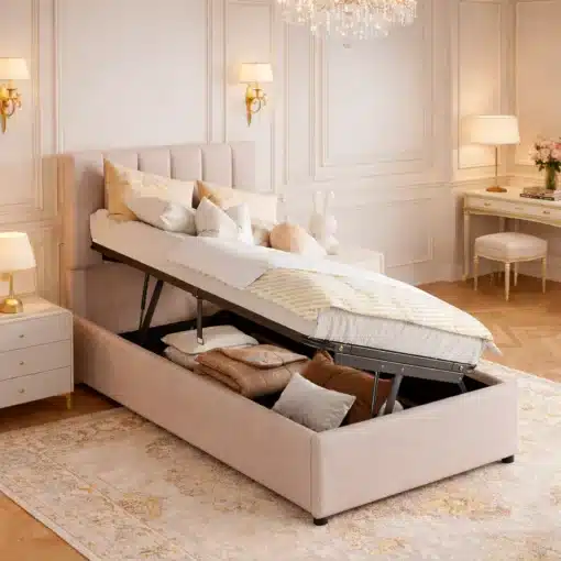 Hele Voodi panipaigaga 90x200, reguleeritav peats tõstetuna, toob esile mugava hoiuruumi mahukate tekkide ja patjadega heledas, stiilses magamistoas.