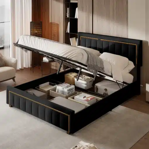 Polsterdatud kaheinimesevoodi 140x200 musta kangaga, pesukastiga. Voodi on avatud asendis, näidates ruumikat hoiuala erinevate esemete hoidmiseks. Taustal on elegantne magamistoa sisustus puidust paneelide ja pehme valgustusega.