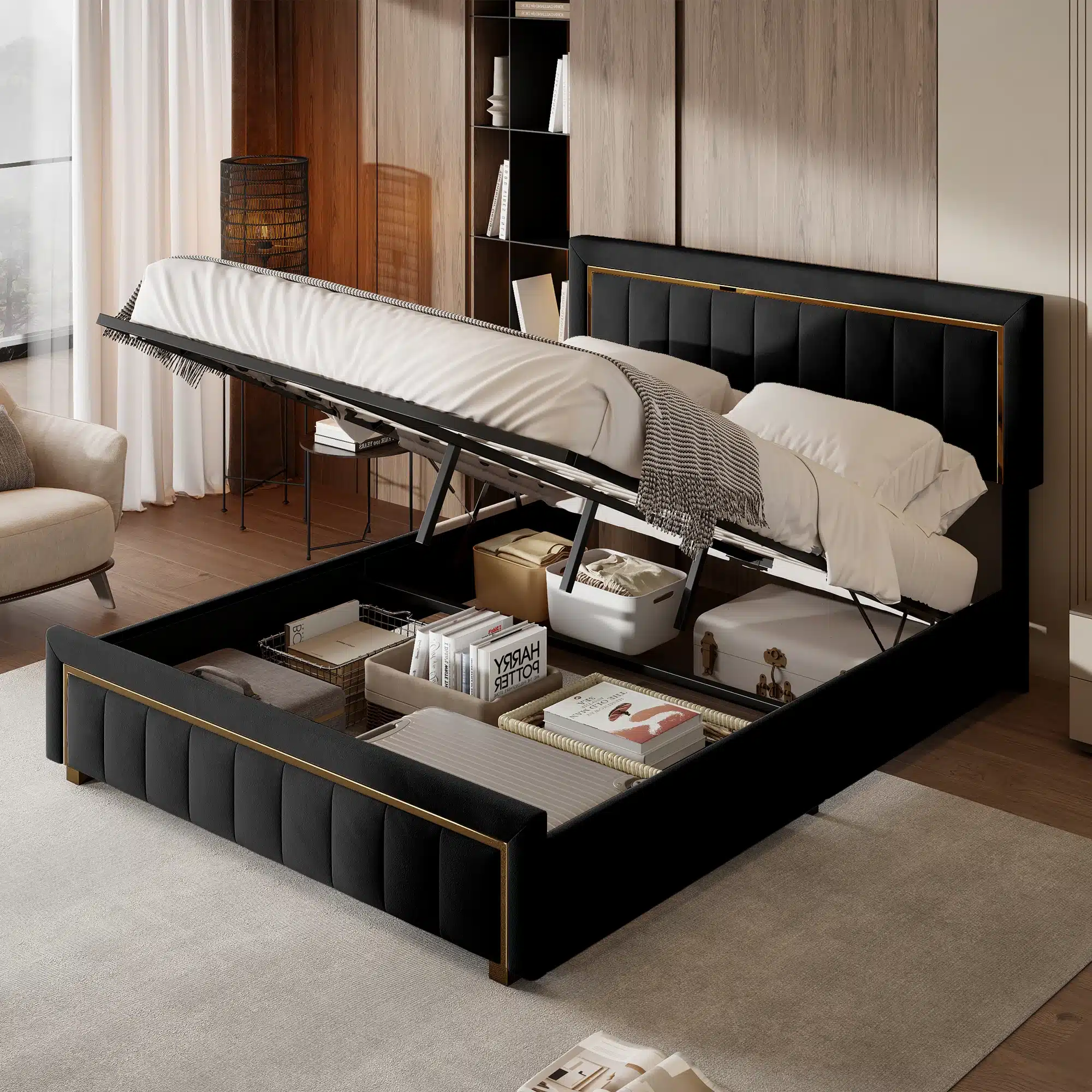 Polsterdatud kaheinimesevoodi 140x200 koos pesukastiga, musta värvi luksuslik kangasmaterjal ja tõstetava madratsiga. Voodi on avatud, paljastades funktsionaalse hoiuruumi, taustal elegantne puidust seinakate ja teine mööbel.