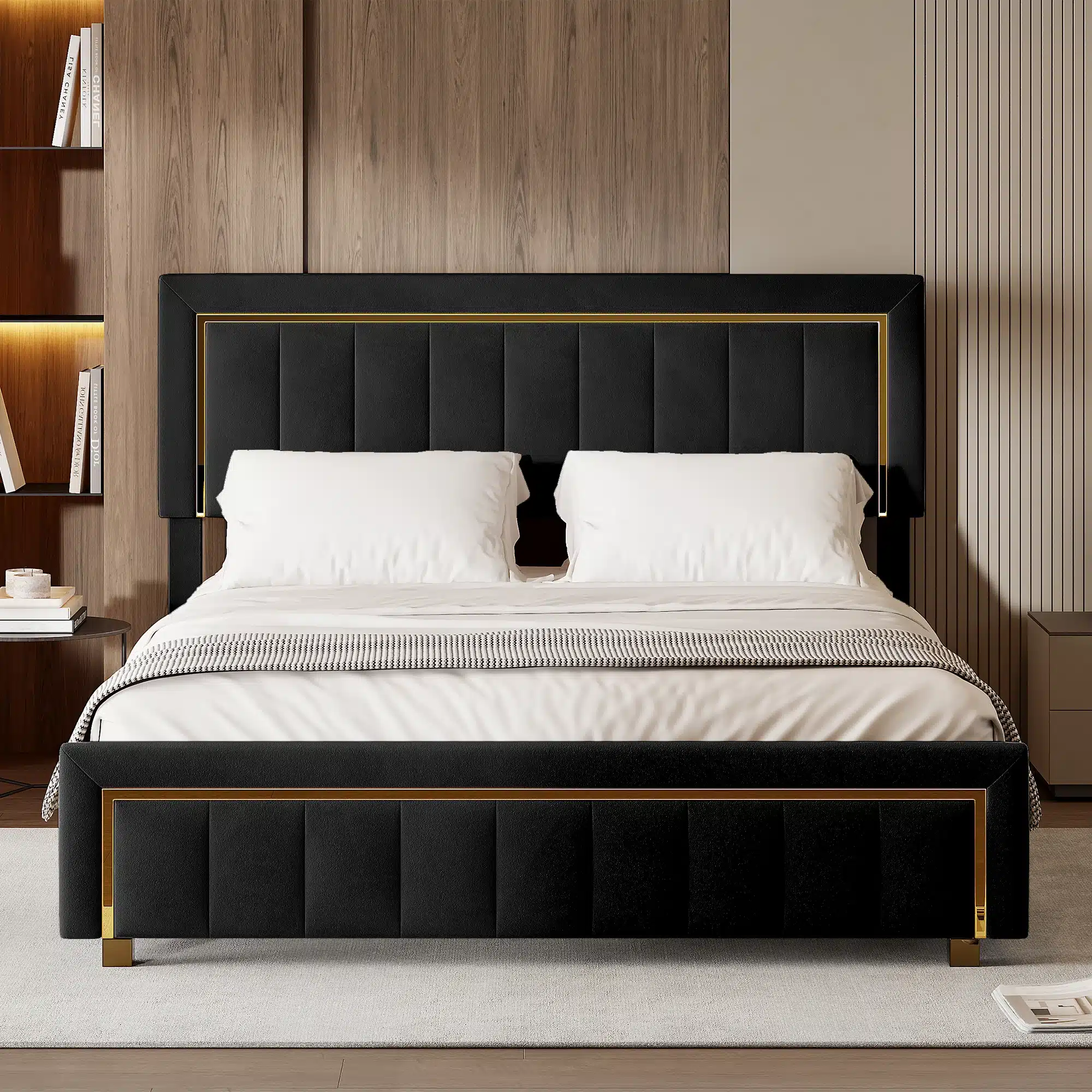 Elegantne musta värvi polsterdatud kaheinimesevoodi mõõtmetega 140x200, kaasas praktiline pesukast. Voodi asub stiilses magamistoas, taustal on puitpaneel ja riiulid raamatutega.