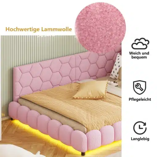 Lastevoodi LED-valgusega mõõtudes 140x200cm on kaetud luksusliku roosa velvetiga, mille muster on kuusnurkne. Voodi all on soe LED-valgustus, mis lisab hubasust. Pildi taustal on triibuline tapeet ja voodil on kerge pruunikas päevatekk ning dekoratiivsed padjad.