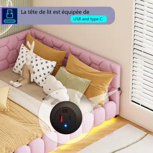 Roosa velvetist lastevoodi LED-valgustusega, millel on mitme värviga padjad ning USB ja tüüp C pesad voodipeatsis.