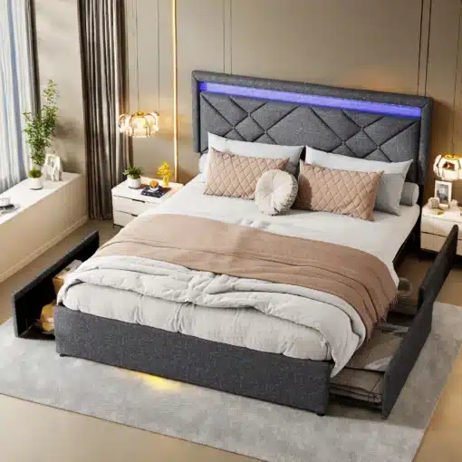 Tumehall lai voodi pesukastidega ja LED-valgustusega stiilses magamistoas. Voodi on kaetud heleda voodipesuga ning selle all on avatud pesukastid. Taustal on heledad kardinad ja minimalistlik sisekujundus koos taimede ja öölampidega.