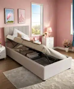 Beež linane üheinimese voodi suurusega 90x200 cm, mille peatsis on panipaik avatud asendis. Voodi on asetatud roosas magamistoas, mida kaunistavad elegantsed sisustuselemendid nagu valged öökapid ja sinised kardinad.