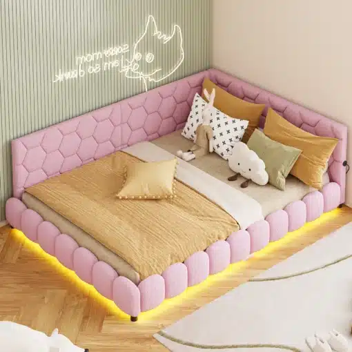 Roosa velvetist lastevoodi LED-valgusega, suuruses 140x200cm, pehme kattega ja heledal puitpõrandal, ümbritsetud dekoratiivpatjadega.