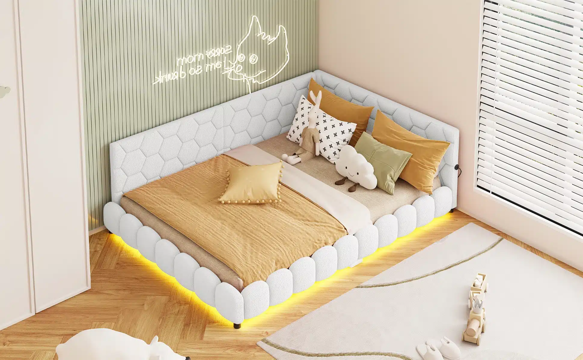 Valge ja beež lastevoodi LED-valgusega, suurusega 140x200cm, valmistatud pehmest velvetmaterjalist. Voodi asub laste toas ja on ümbritsetud pastelsete tekstiilide ning mänguasjadega. Taustal on heledad seinad ja aknakatetega aken.