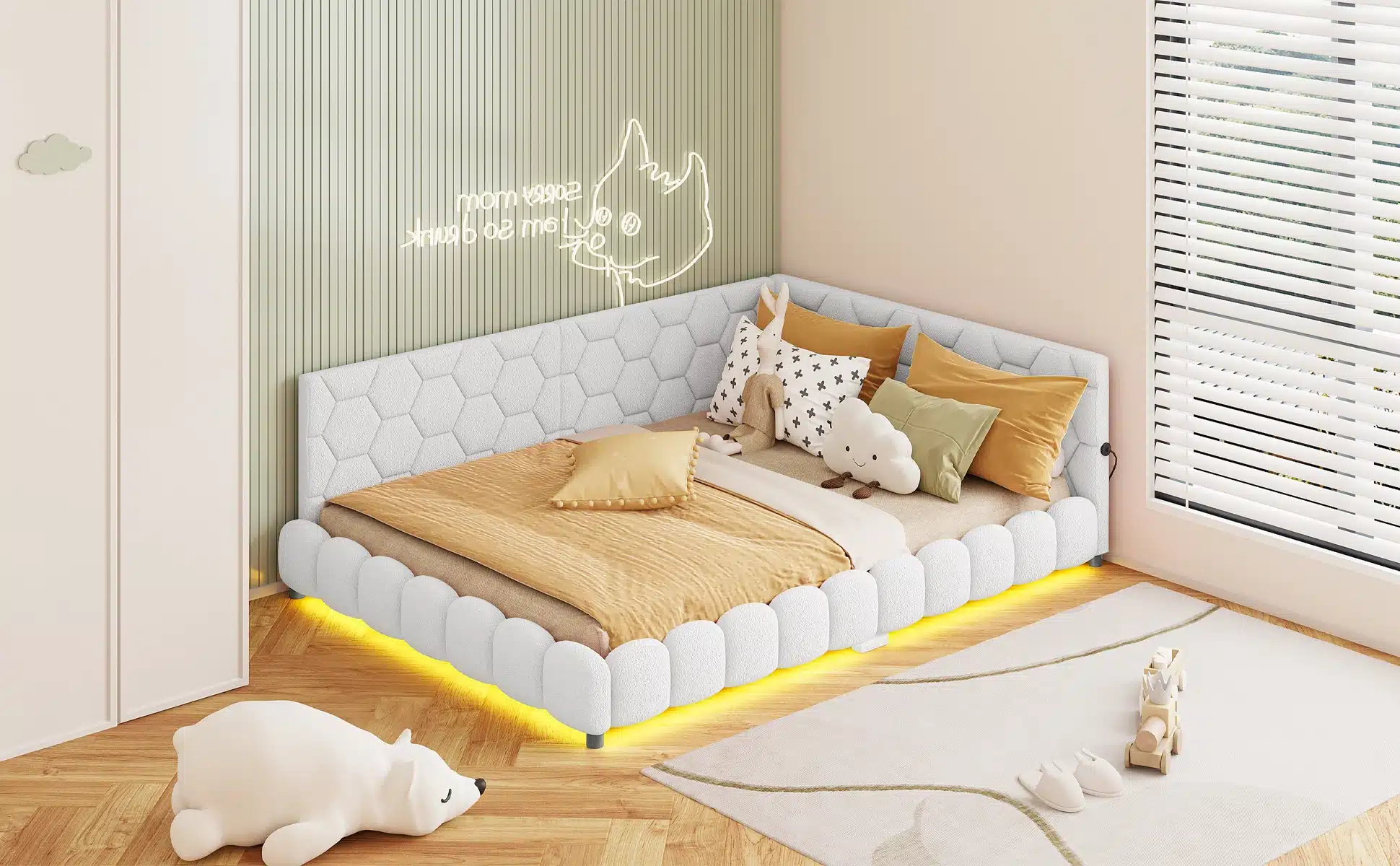 Elegantne lastetoa voodi velvetist kattega, varustatud LED-valgustusega raamiga, mõõtmetega 140x200cm. Voodi on valge, heade polsterdusega, asetatud heledale parketile. Taustal beebiroheline seinapaneel ja avatud aknaga ruum.