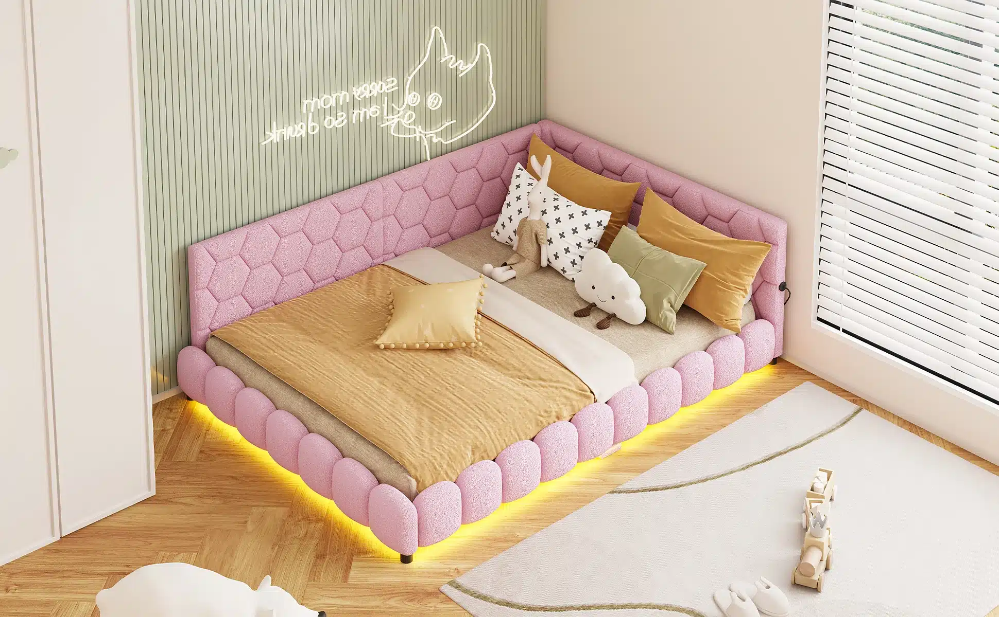 Roosa velvetist lastevoodi mõõtudega 140x200cm, külgedelt vooderdatud pehme polstriga. Voodialust ääristab soe LED-valgustus, mis loob hubase atmosfääri heledas lastetoas.