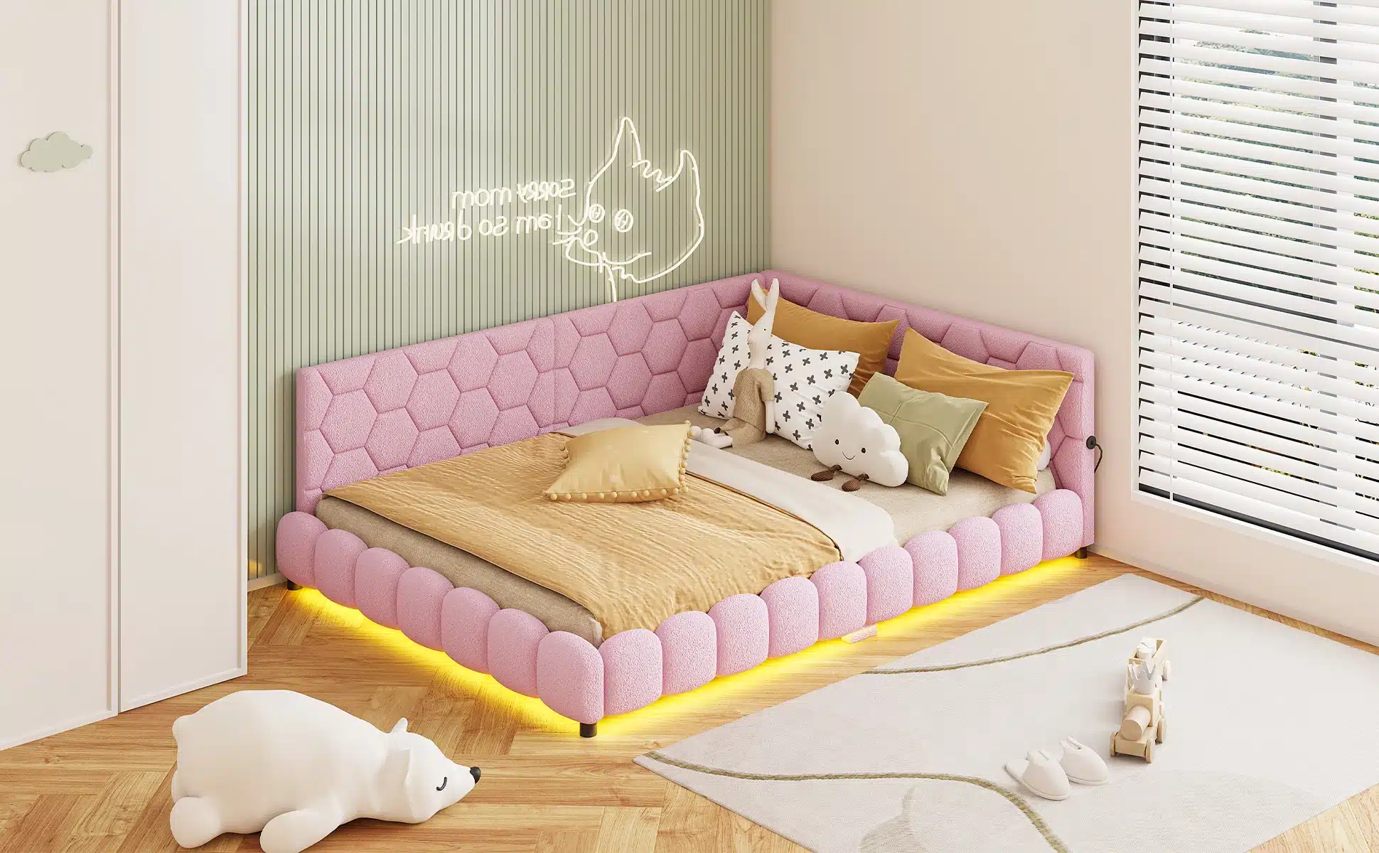 Roosa velvetist lastevoodi mõõtudega 140x200cm, mille all on integreeritud sooja tooniga LED-valgustus. Voodil on mängulised dekoratiivpadjad ja see on paigutatud valgusküllasesse lastetuppa, kus on helerohelised seinad ja parkettpõrand.