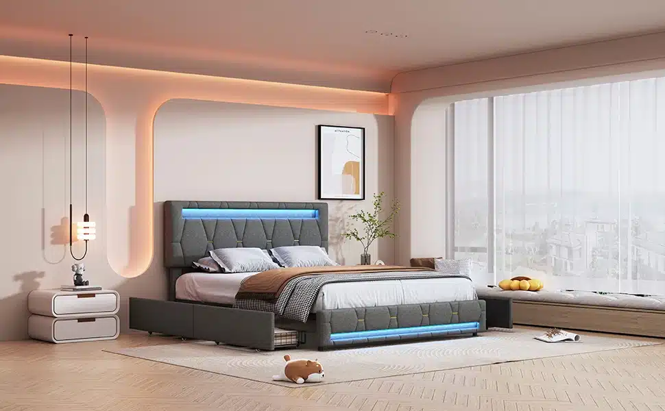 Kaasaegne kaheinimesevoodi suuruses 160x200, hallis toonis polsterdusega, millel on pesukastid ja sisseehitatud sinine LED-valgustus, asetseb elegantse ja valgusküllase magamistoa interjööris, mille taustal on suured aknad ja hele puitpõrand.