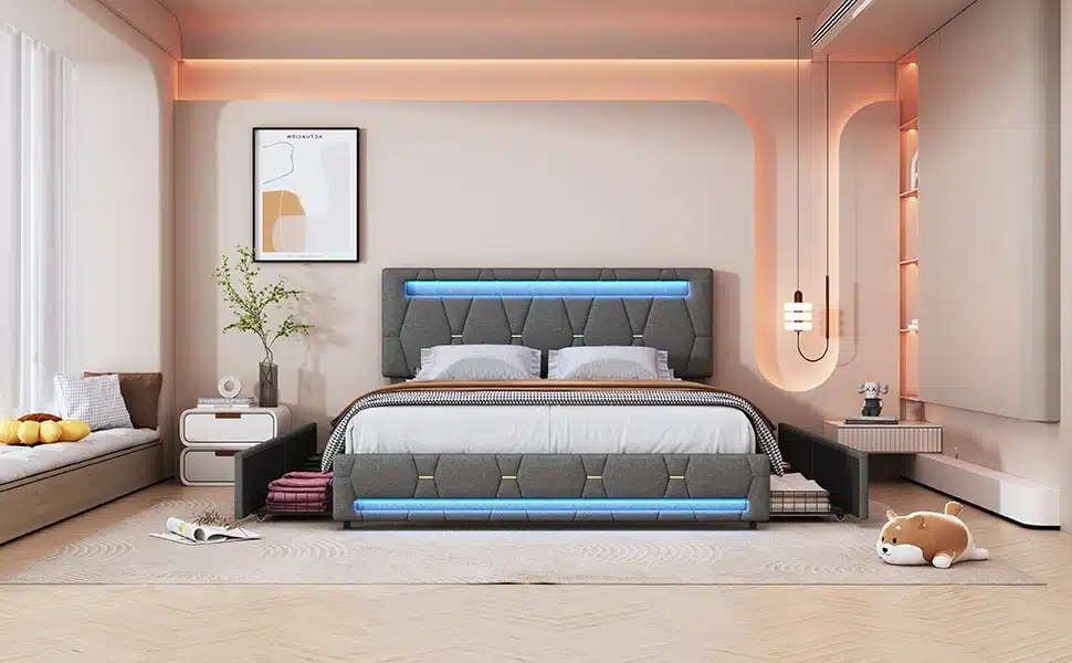 Kaheinimesevoodi 160x200 pesukastidega ja LED-valgustusega, minimalistlik disain, helehall kangas, ruumikas magamistuba, taustal modernsed seinad ja kunstiteos.