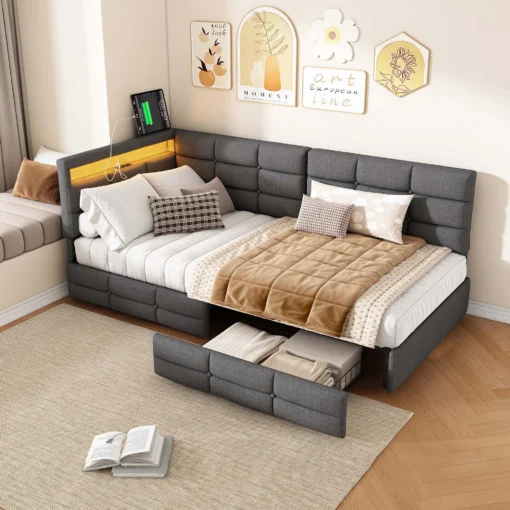 Hall linane diivanvoodi 90x200 sahtlite ja LED-valgustusega. Diivanvoodi on avatud asendis, näidates voodipesu hoiustamiseks mõeldud sahtleid. Hubane, kaasaegne magamistoa interjöör koos dekoratiivsete padjade ja pehme päevatekiga.