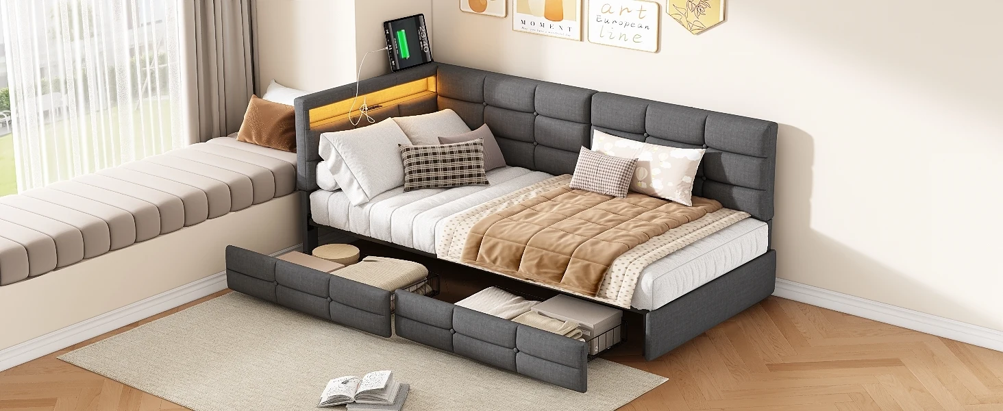 Diivanvoodi 90x200 sahtlite ja LED-iga, hall linane, asub valgusküllases toas. Sellel on pehme hall linane kangas ja praktilised sahtlid ladustamiseks, mida valgustab integreeritud LED-valgusriba.