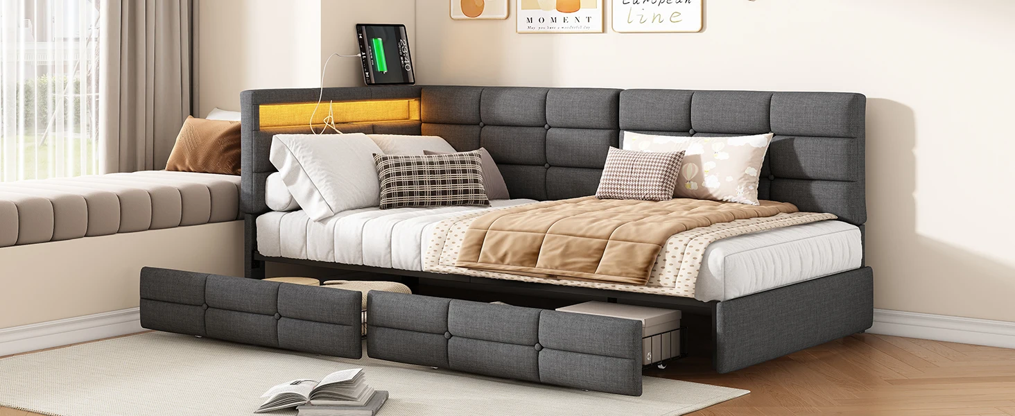 Hall linane diivanvoodi 90x200 sahtlite ja LED-valgustusega, asub stiilses magamistoas helepruuni puitpõrandaga. Voodil on pehmed padjad, pruun pleed ja avatud sahtlid jalutsis, mis lisavad funktsionaalsust ja kaasaegset stiili.