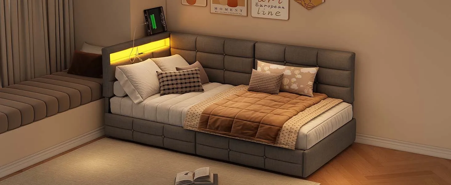 Stiilne hall linane diivanvoodi suuruses 90x200 koos sahtlite ja LED-valgustusega, asetseb mugavas elutoas. Diivanvoodi on asetatud puidust põrandale, ümbritsetud heledate seintega ning akna kõrval kardinatega. Pehme kattematerjal ja hubane valgustus loovad lõõgastava atmosfääri.