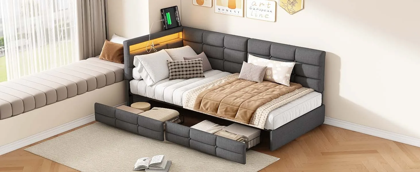 Hall linane diivanvoodi mõõtudega 90x200, millel on sahtlid ja integreeritud LED-valgustus, asetseb valgusküllases toas puidust põrandal. Diivanvoodil on mitmed padjad ning selle all sahtlid, mis lisavad hoiuruumi.