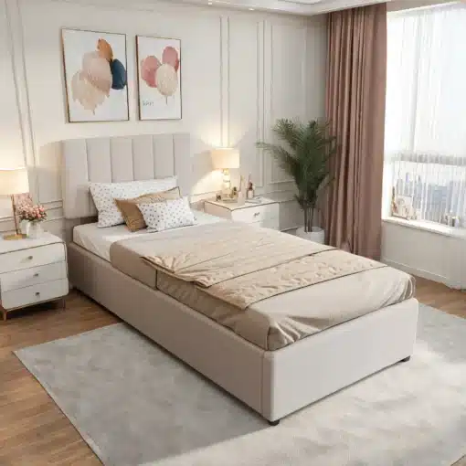 Hele voodi panipaigaga 90x200 ja reguleeritav peats valges ja avaras magamistoas, ümbritsetuna elegantsete tapeediga seintega, laminaatpõrand ja aknalaudadel ilutsevad dekoorid.