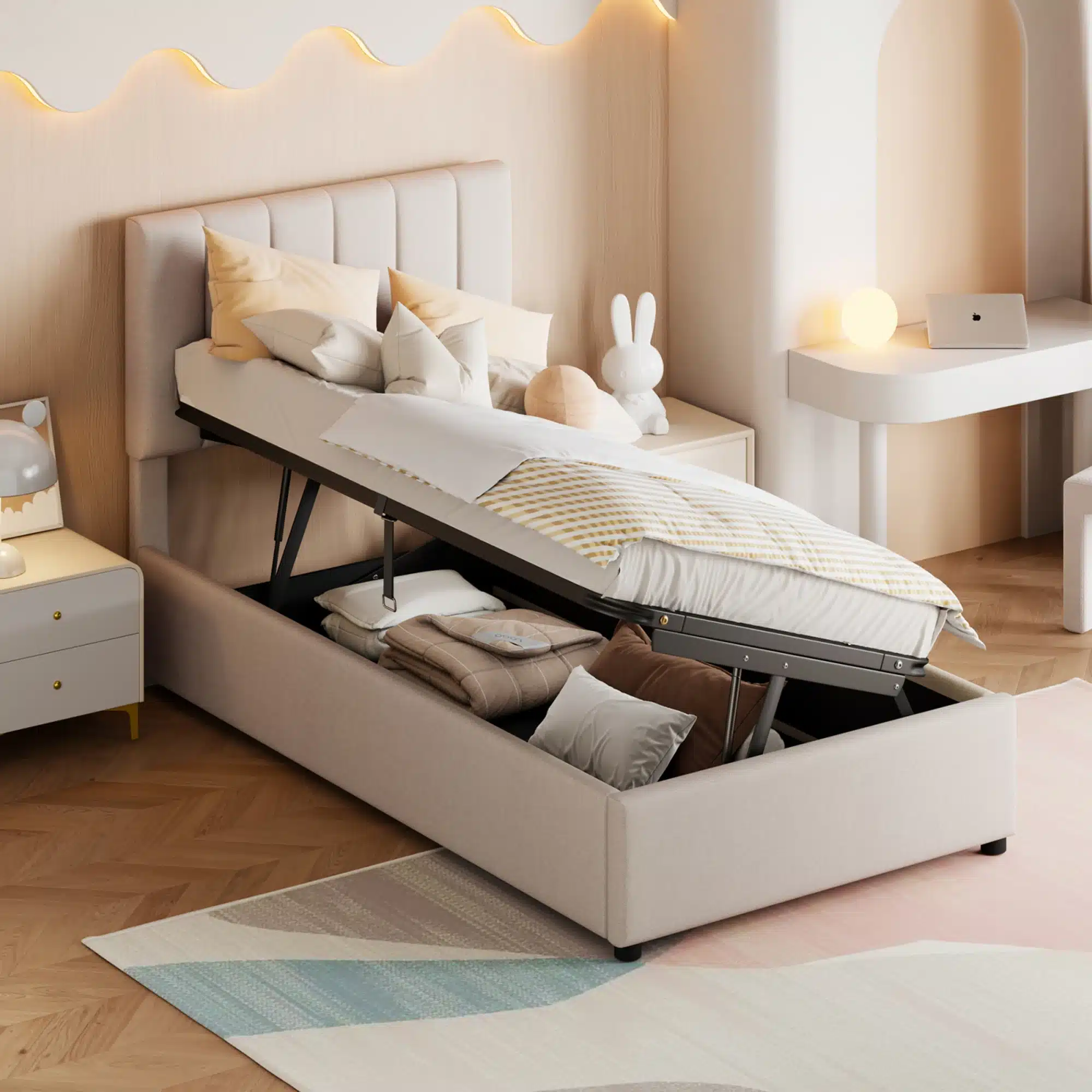 Hele voodi panipaigaga suurusega 90x200, millel on reguleeritav peats. Voodi on osaliselt üles tõstetud, et kuvada all olev panipaik täidetud voodipesuga, heleda puidust põrandaga magamistoas.