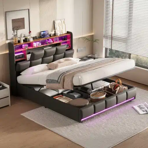 Kaheinimesevoodi LED-valgustusega, must PU nahk, suurusega 140x200 cm, tõstetud madratsiga, esipaneelina LED-ribaga, avatud pesukorvi ja panipaikadega. Kaasas on mitmesuguseid aksessuaare kaasaegses magamistoas.