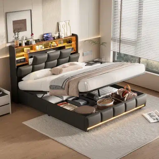 Elegantne kaheinimesevoodi mustast PU nahast, integreeritud LED-valgustusega ja praktilise hoiuruumiga, asetseb heledal puitpõrandal valgusküllases magamistoas.