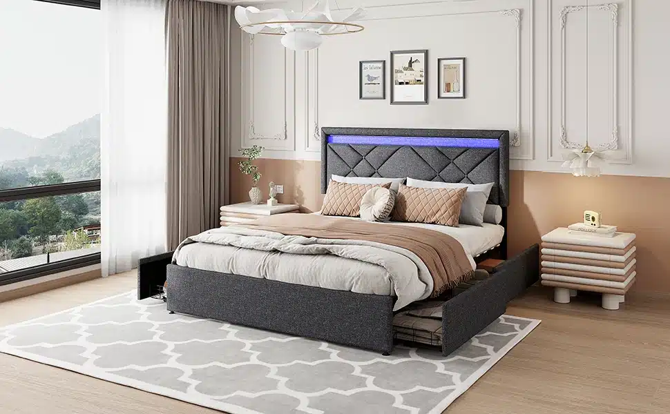 Elegantses magamistoas paiknev lai voodi pesukastidega ja LED-valgustusega, tumehall kangas, pehme peatsiga. Interjöör on helge, minimalistlik, pehmete maatoonides voodipesu ja mugavate padjadega, aknast paistab rahustav loodusvaade.