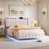 Stiilne valge Ilus voodi LED-valgustusega ja panipaigaga 140x200, luksuslikus magamistoas, ümbritsetud elegantse mööbli ja kristall-lühtriga, heledal puitpõrandal vaipkaunistusega.