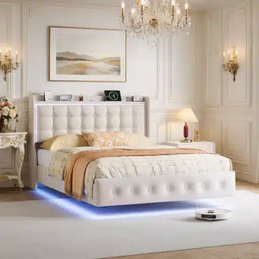 Stiilne valge Ilus voodi LED-valgustusega ja panipaigaga 140x200, luksuslikus magamistoas, ümbritsetud elegantse mööbli ja kristall-lühtriga, heledal puitpõrandal vaipkaunistusega.
