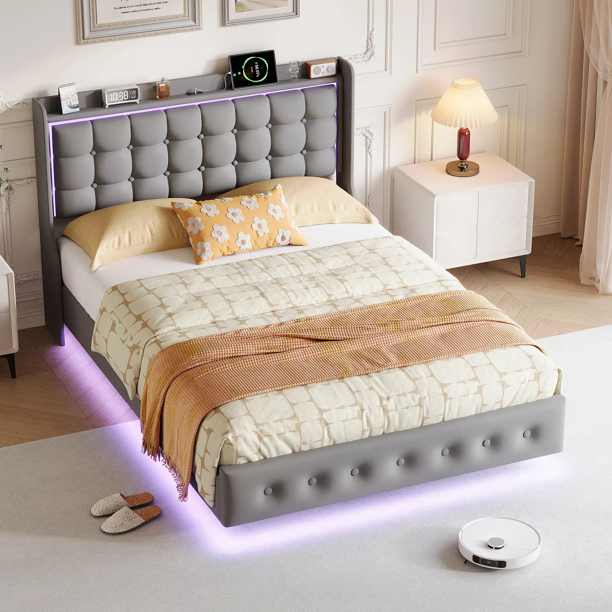 Ilus voodi LED-valgustusega ja panipaigaga 140x200, millel on pehme hall polstriga peats ning soojades toonides voodipesu. Voodi all hele lilla LED-valgustus ning valge minimalistlik taust.