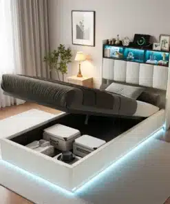 Beež noorte voodi LED-valgustusega, nähtav USB-C port ja avatud panipaik. Voodi asub sisekujundatud toas, taustal aknaga ja lambiga kapp.
