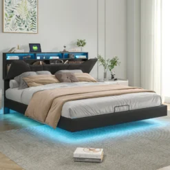 Moodsas magamistoas asetseb Voodiraam tõstetava panipaiga ja LED-valgustusega 140x200, mis on musta värvi ja pakub mitmekesist hoiustamisruumi. Sel on hele LED-valgustus, mis valgustab voodi alust pinda, lisades ruumile kaasaegse õhkkonna. Voodiraamil on neutraalset tooni voodipesu ning selle taustal on hele sein ja suur aken, mille kaudu paistab loomulik valgus.