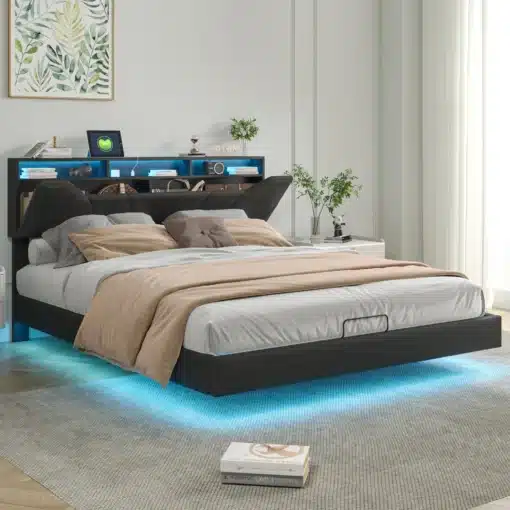 Moodsas magamistoas asetseb Voodiraam tõstetava panipaiga ja LED-valgustusega 140x200, mis on musta värvi ja pakub mitmekesist hoiustamisruumi. Sel on hele LED-valgustus, mis valgustab voodi alust pinda, lisades ruumile kaasaegse õhkkonna. Voodiraamil on neutraalset tooni voodipesu ning selle taustal on hele sein ja suur aken, mille kaudu paistab loomulik valgus.
