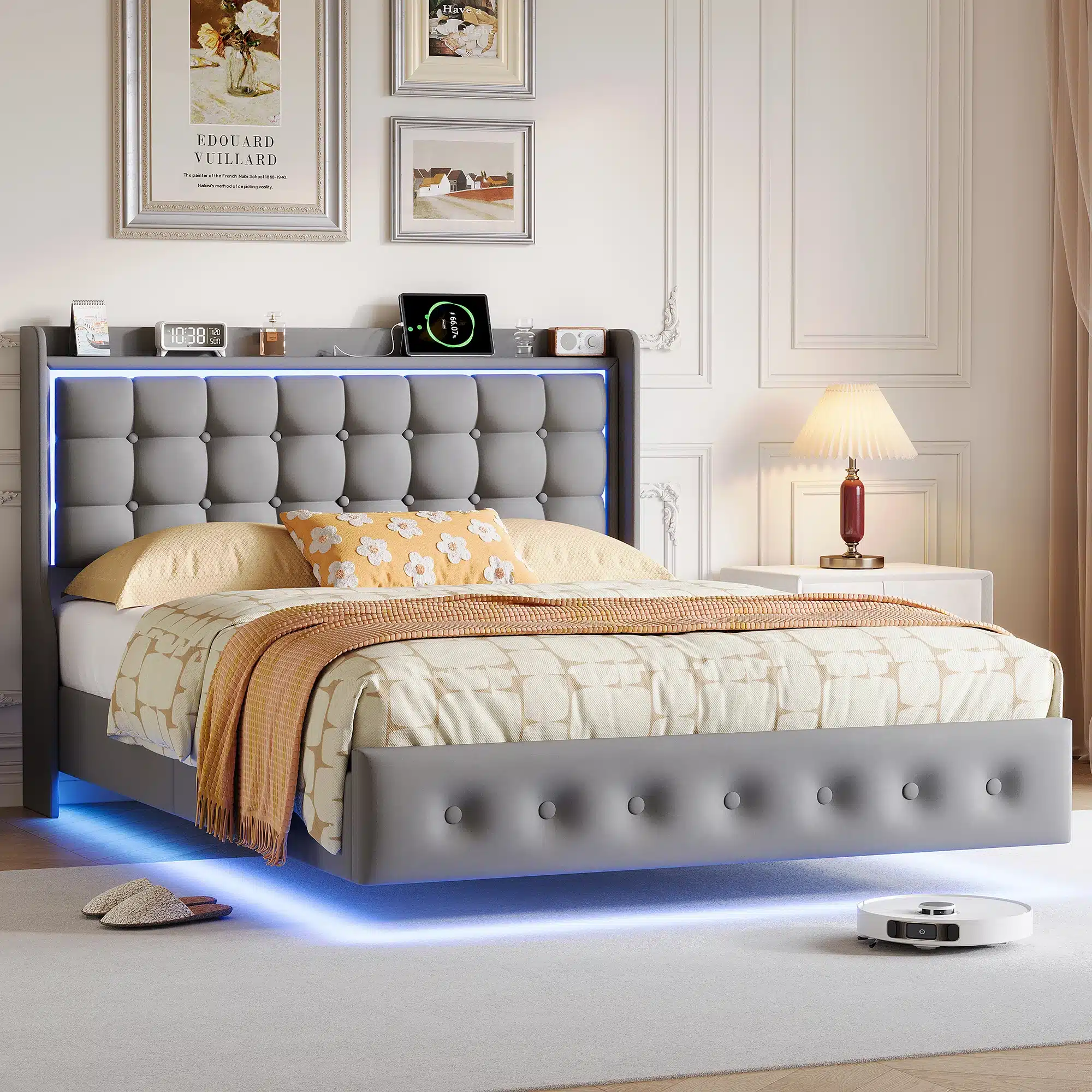 Ilus voodi LED-valgustusega ja panipaigaga 140x200 elegantses magamistoas. Hall, polsterdatud nahkviimistlusega voodi on ümbritsetud pehme valgustuse ning dekoratiivelementidega heledal taustal.