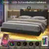 Modernne voodiraam tõstetava panipaigaga ja RGB LED-valgustusega 140x200, minimalistlikus magamistoas, puitpaneelidega seina taustal. Pildil on nähtav kaugjuhtimispult ja nutitelefon LED-valguse juhtimiseks.