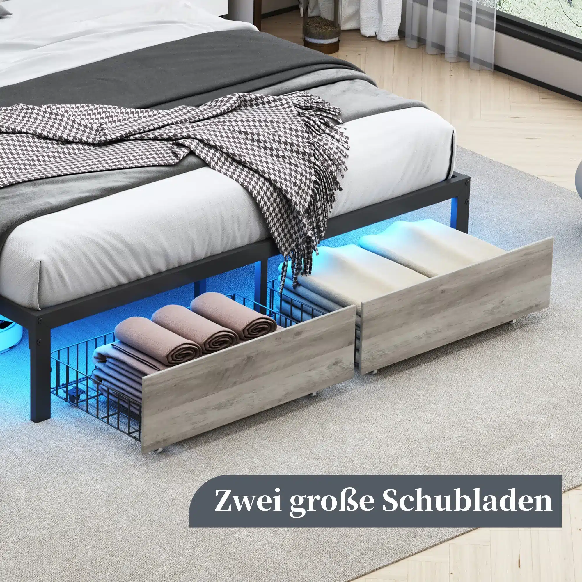 Voodi 160x200 sahtlite ja LED-valgustusega, puitdetailidega kaasaegne voodi valge voodipesuga, allosas avatud sahtlid hubase valgustusega modernses magamistoas.