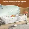 Valge laste põrandavoodi turvapiirdega suuruses 90x200 cm, mida ümbritsevad mänguasjad ja pastelsed seinad. Voodi peal on värvilised padjad ning taustal on lapsesõbralik tapeet loomade ja pilvedega.