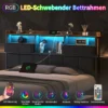 Suur voodi LED-valgustusega ja 4 sahtliga 160x200, esiplaanil rahustava sinise valgusega taust, modernne ja minimalistlik disain, musta värvi voodiraam ja hallid padjad.