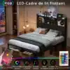 Jalgadel voodi LED-valgustusega ja sahtlitega 160x200 | E-pood Tootemaailm Moodne jalgadel voodi LED-valgustusega ja sahtlitega, mõõtmetega 160x200, millel on tume raam ja peatsil LED-valgus. Voodi taustal asub neutraalsetes toonides kaasaegne magamistuba, mis pakub rahulikku ja hubast atmosfääri koos nutirakendusega juhtimiseks mõeldud telefoni ja puldiga esiplaanil.