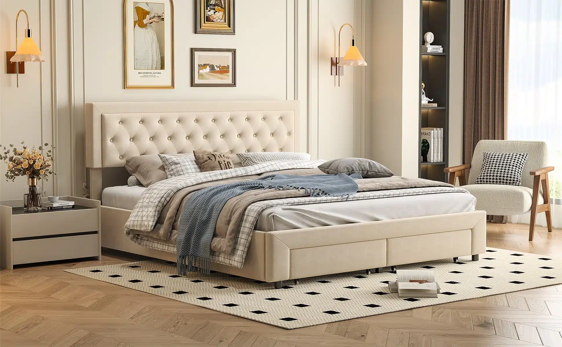 Stiilne magamistuba beeži sametvoodiga, millel on sahtlid voodipesu jaoks. Voodi mõõtmed on 180x200 cm. Voodi asub pehmel mustrilisel vaibal ja ümbritsetud elegantse sisustusega.