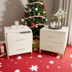 Helebeež öökapp kahe sahtliga, valmistatud sametist, paigutatud jõulupuuga punase vaiba taustale, millel on valged ornamendid.