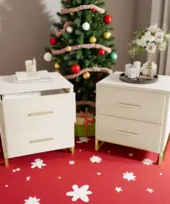 Helebeež öökapp kahe sahtliga, valmistatud sametist, paigutatud jõulupuuga punase vaiba taustale, millel on valged ornamendid.
